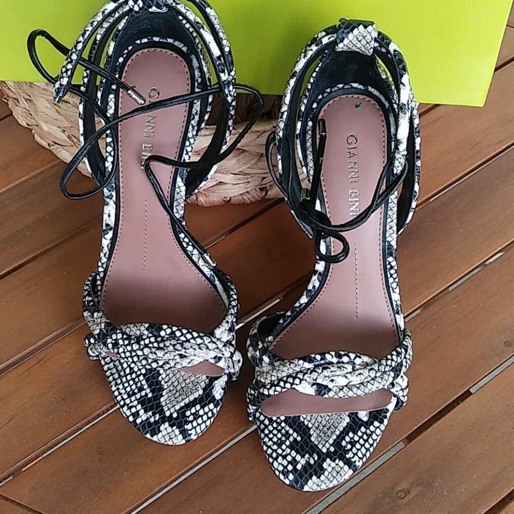 High Heeled pumps